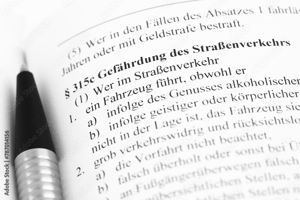 Bild mit Gesetzestexten zum Verkehrsstrafrecht